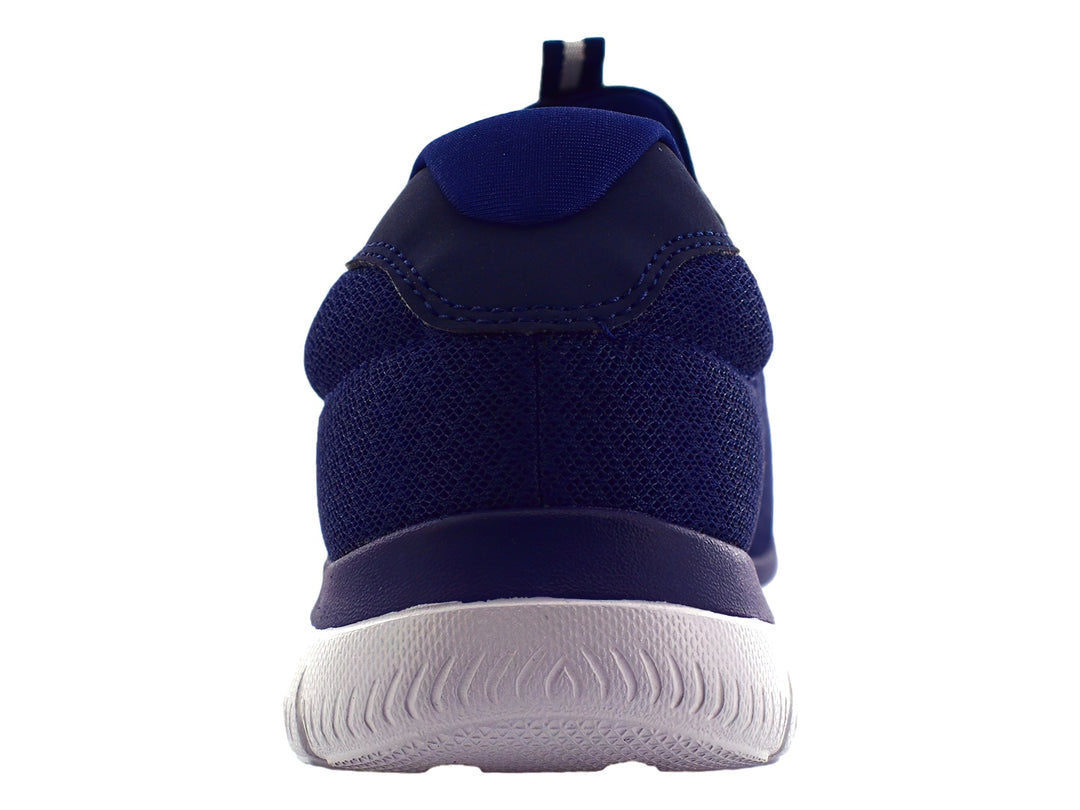 Tenis Skechers para hombre en color azul marino con suela blanca y tejido transpirable.