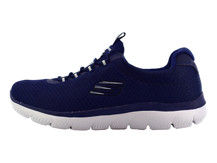 Tenis Skechers para hombre en color azul marino con suela blanca y tejido transpirable.