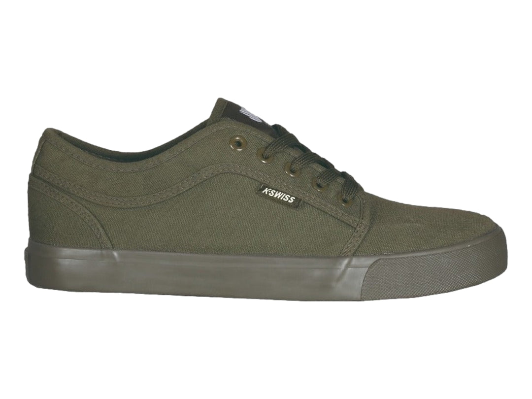 Zapato casual K-Swiss en color verde oliva monocromático con suela a juego y cierre de cordones.