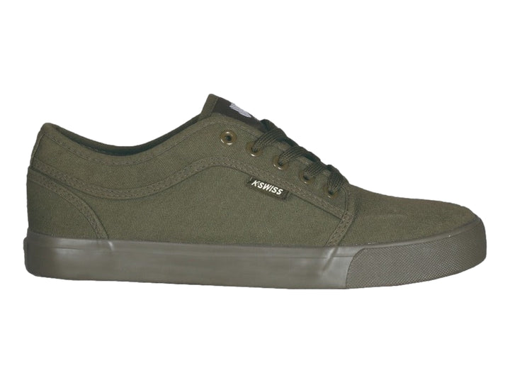 Zapato casual K-Swiss en color verde oliva monocromático con suela a juego y cierre de cordones.