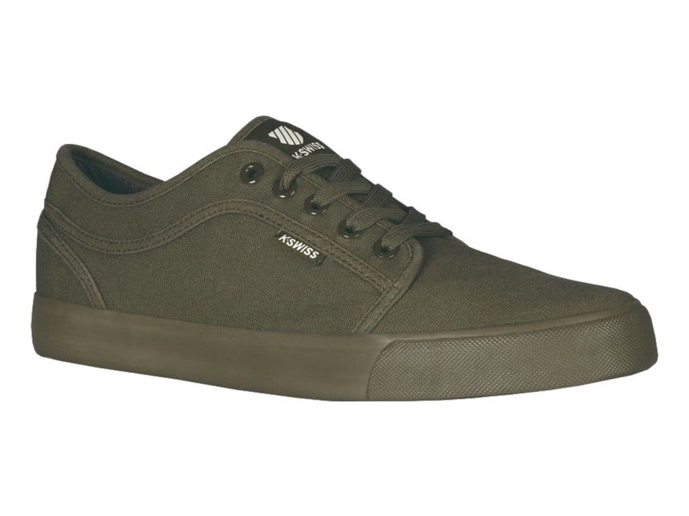 Zapato casual K-Swiss en color verde oliva monocromático con suela a juego y cierre de cordones.
