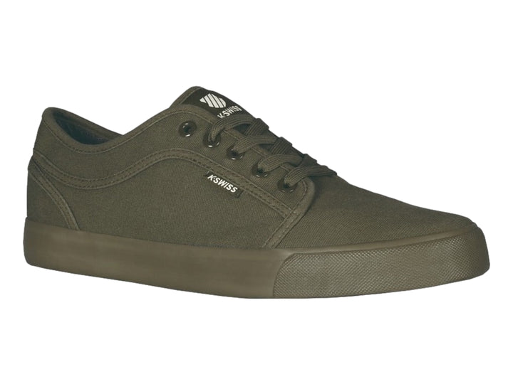 Zapato casual K-Swiss en color verde oliva monocromático con suela a juego y cierre de cordones.