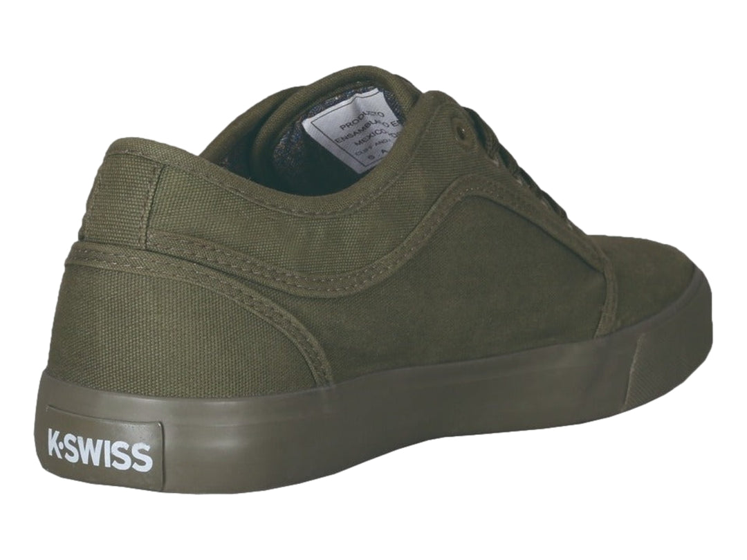 Zapato casual K-Swiss en color verde oliva monocromático con suela a juego y cierre de cordones.
