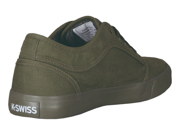 Zapato casual K-Swiss en color verde oliva monocromático con suela a juego y cierre de cordones.