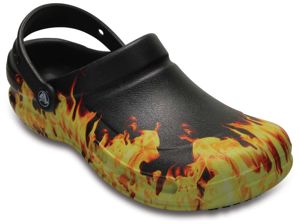 Zuecos Crocs Bistro negros con diseño de llamas en colores amarillo y naranja.
