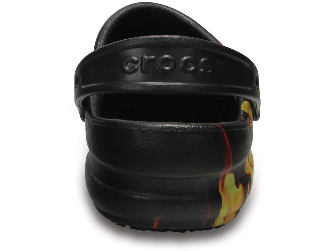 Zuecos Crocs Bistro negros con diseño de llamas en colores amarillo y naranja.