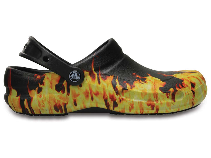 Zuecos Crocs Bistro negros con diseño de llamas en colores amarillo y naranja.