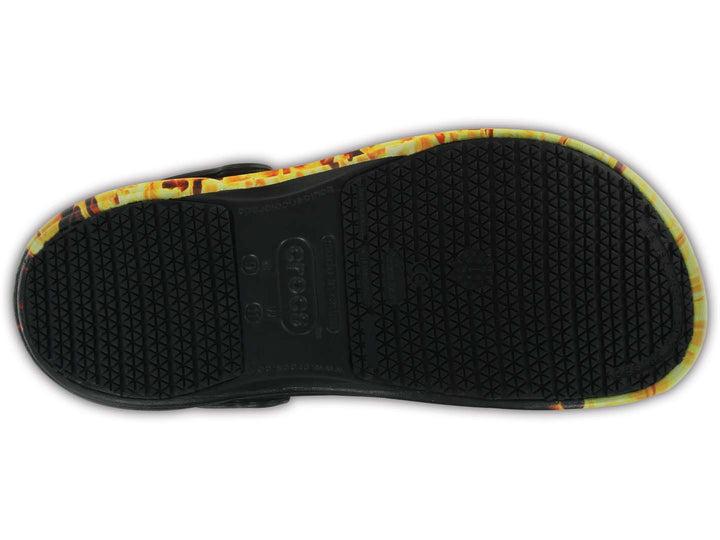 Zuecos Crocs Bistro negros con diseño de llamas en colores amarillo y naranja.