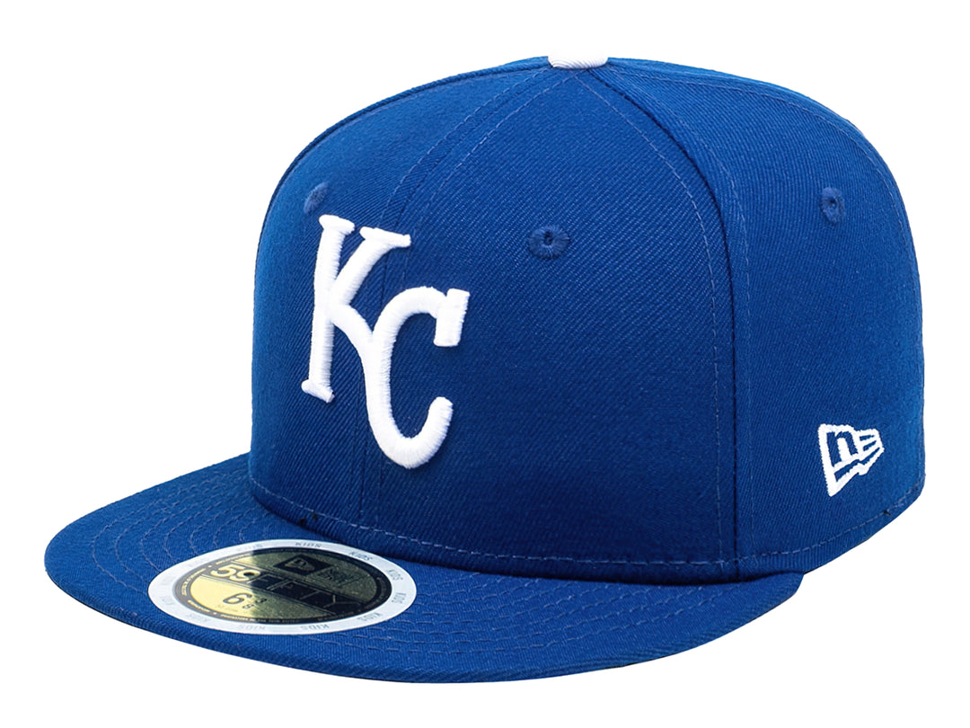 Gorra New Era azul con visera plana y logo bordado KC en color blanco al frente.