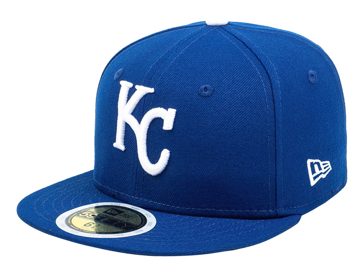 Gorra New Era azul con visera plana y logo bordado KC en color blanco al frente.