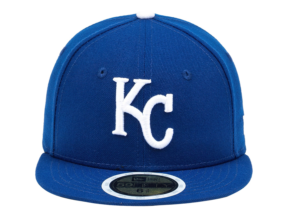 Gorra New Era azul con visera plana y logo bordado KC en color blanco al frente.
