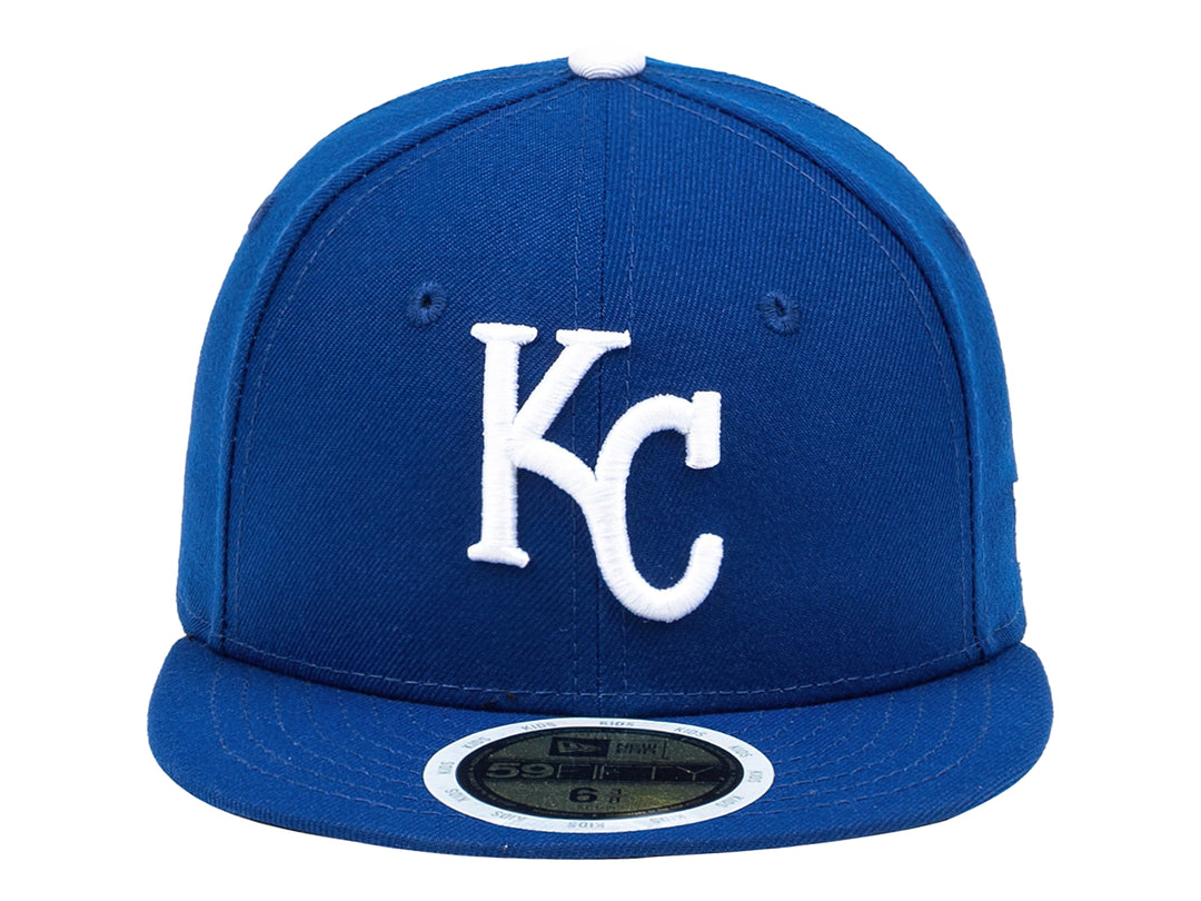 Gorra New Era azul con visera plana y logo bordado KC en color blanco al frente.