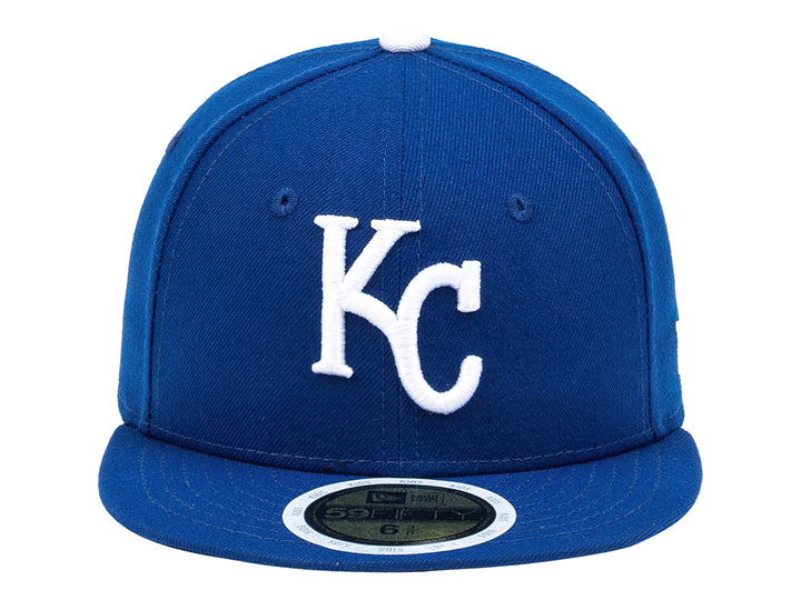 Gorra New Era azul con visera plana y logo bordado KC en color blanco al frente.
