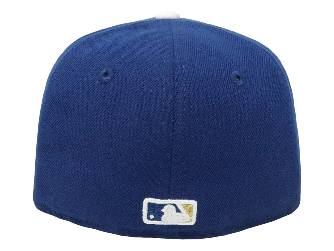 Gorra New Era azul con visera plana y logo bordado KC en color blanco al frente.