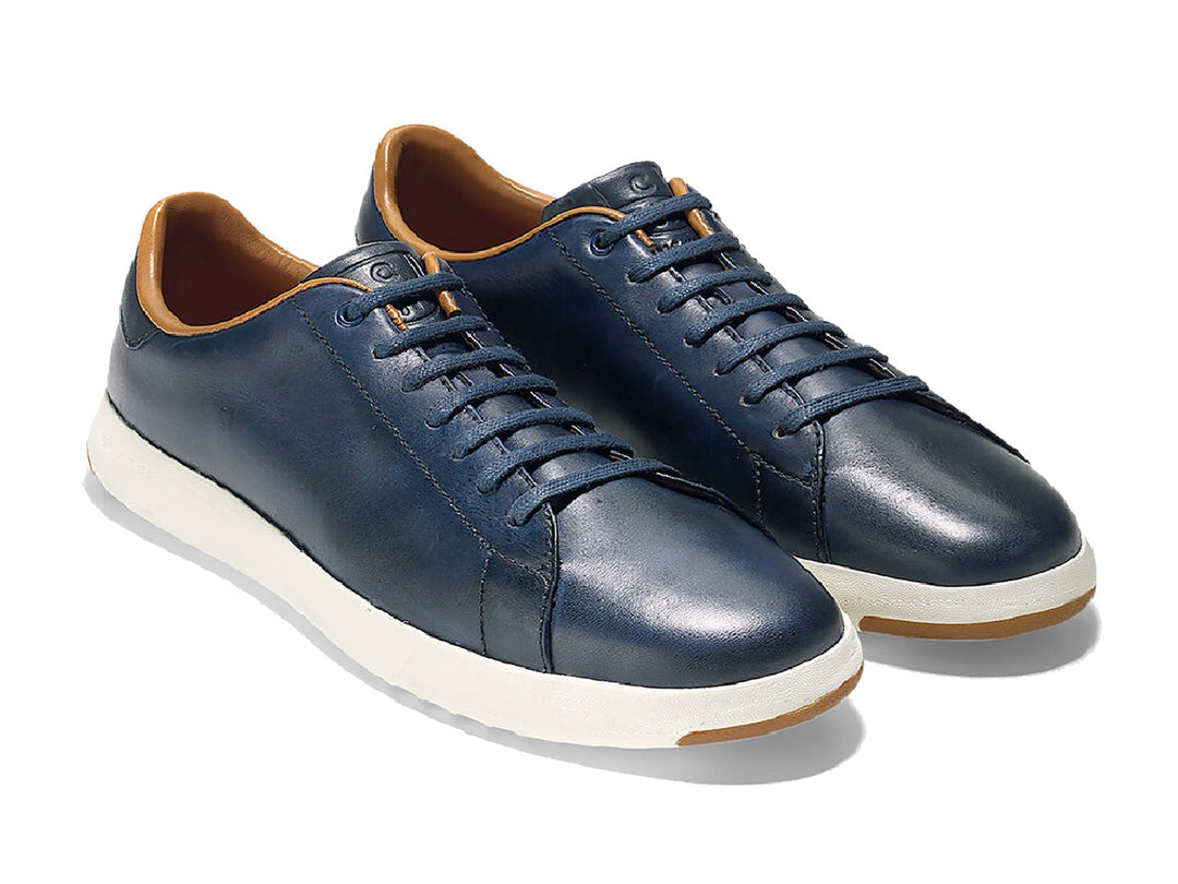 Tenis Cole Haan Grandpro para hombre en color azul blazer con suela blanca y detalles en café.