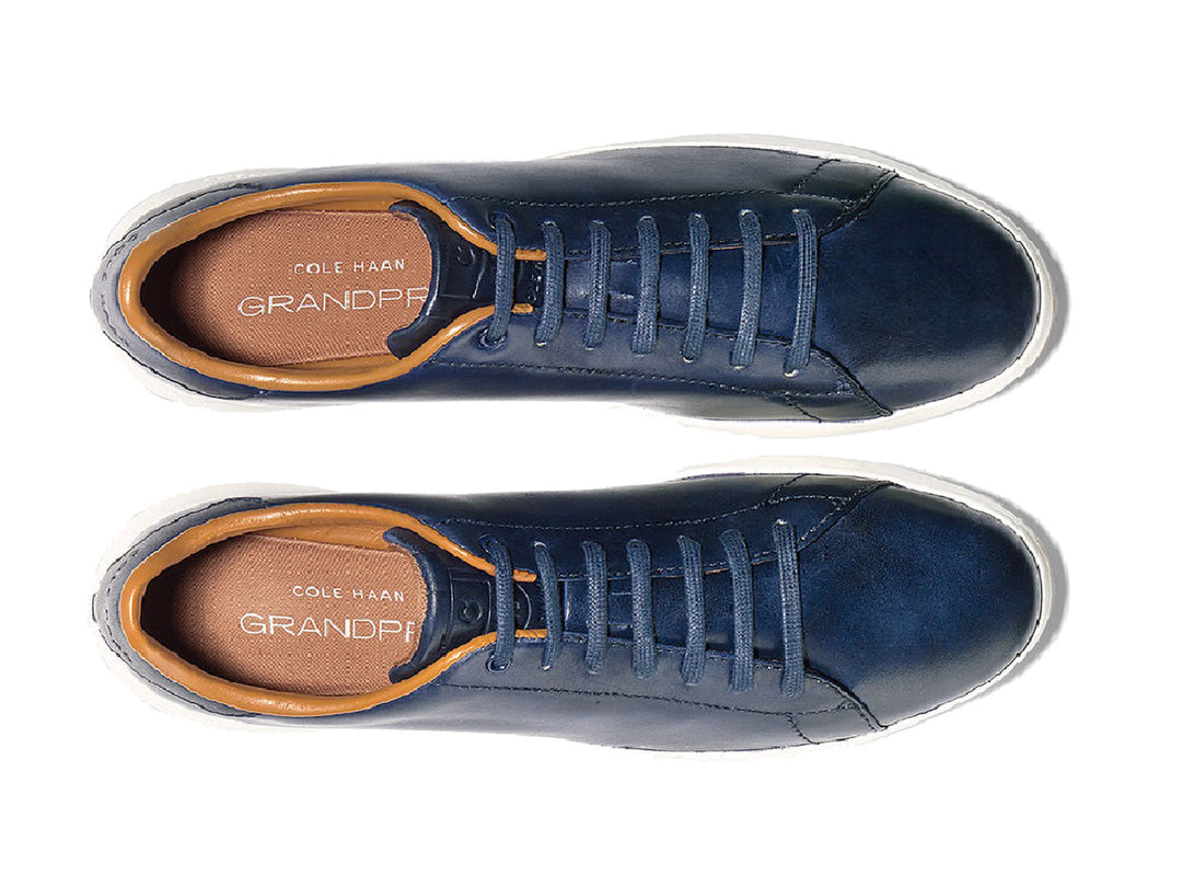 Tenis Cole Haan Grandpro para hombre en color azul blazer con suela blanca y detalles en café.