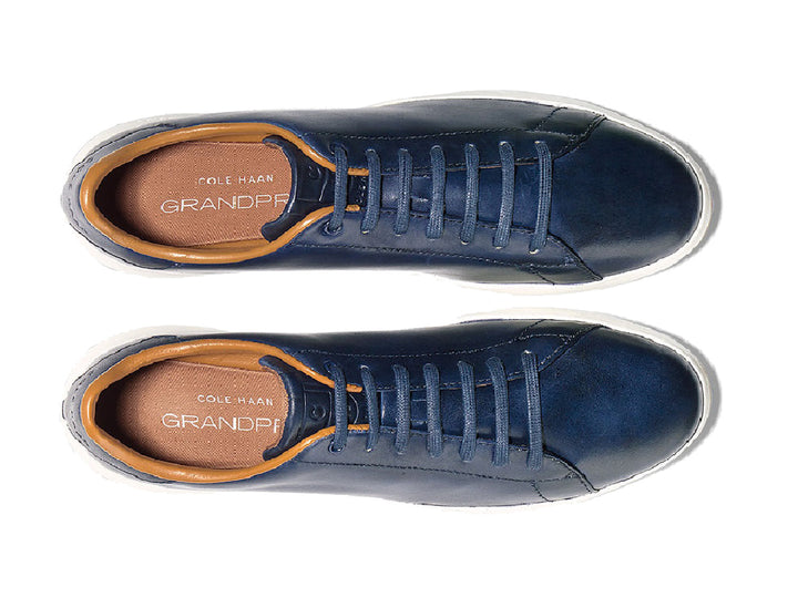 Tenis Cole Haan Grandpro para hombre en color azul blazer con suela blanca y detalles en café.