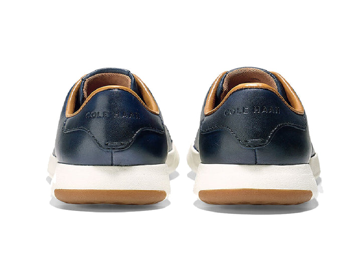 Tenis Cole Haan Grandpro para hombre en color azul blazer con suela blanca y detalles en café.