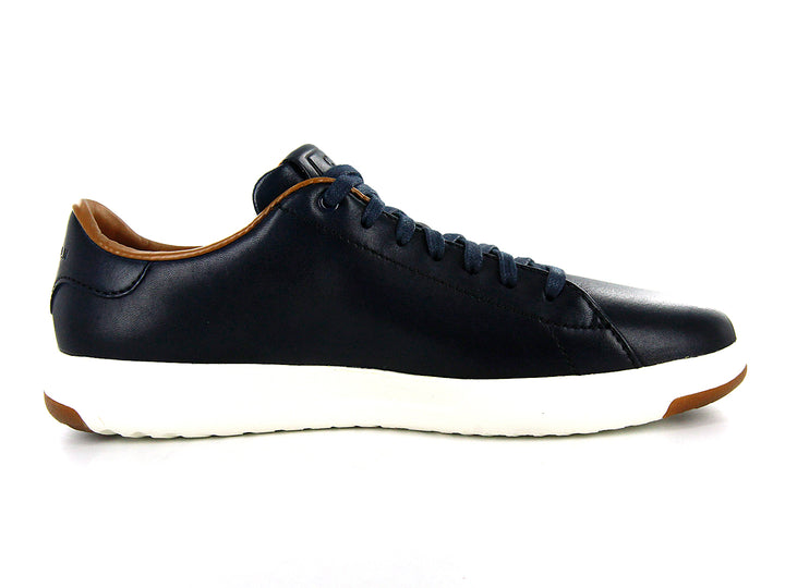 Tenis Cole Haan Grandpro para hombre en color azul blazer con suela blanca y detalles en café.