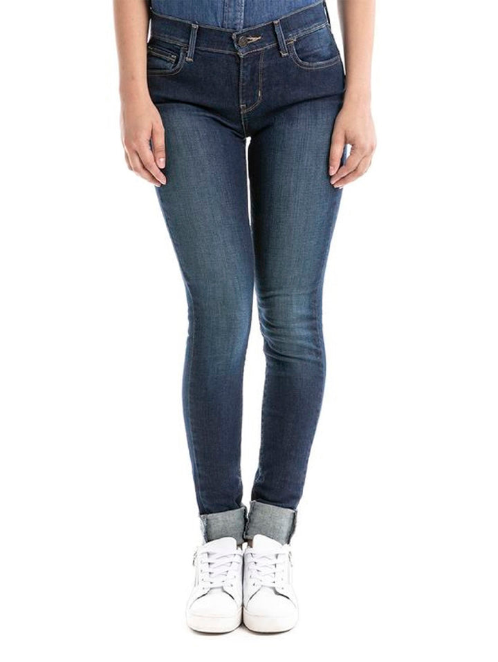 Mujer modelando jeans Levi&