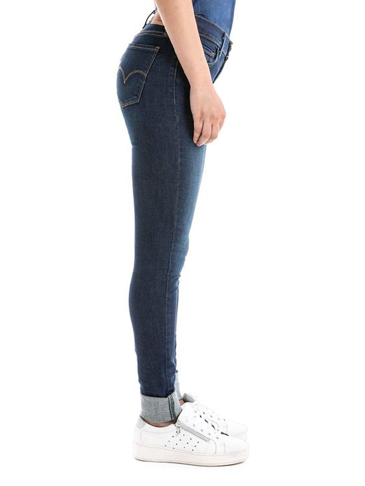 Mujer modelando jeans Levi&