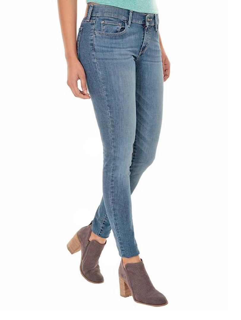 Mujer vistiendo jeans Levi's 710 Super Skinny color azul claro con botines grises.