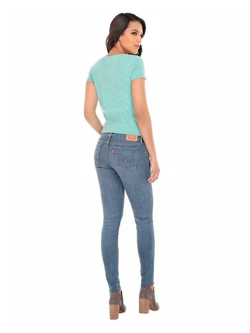 Mujer vistiendo jeans Levi's 710 Super Skinny color azul claro con botines grises.