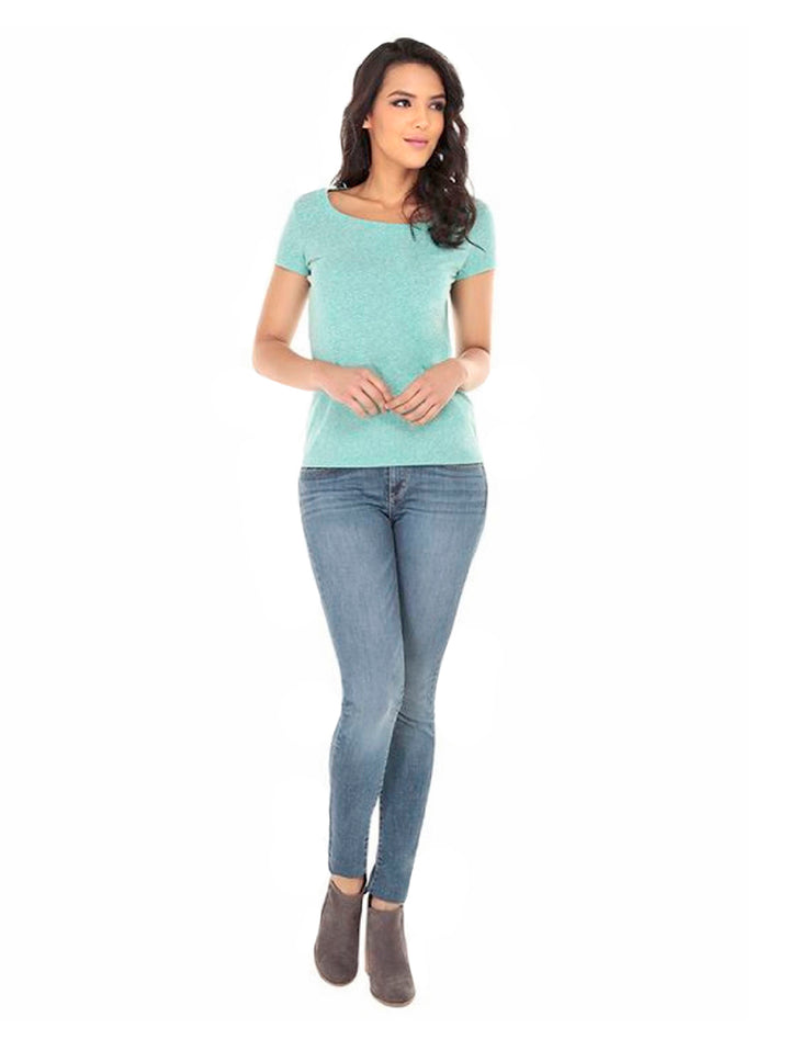 Mujer vistiendo jeans Levi&