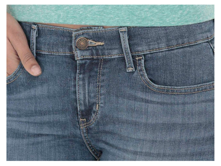 Mujer vistiendo jeans Levi&