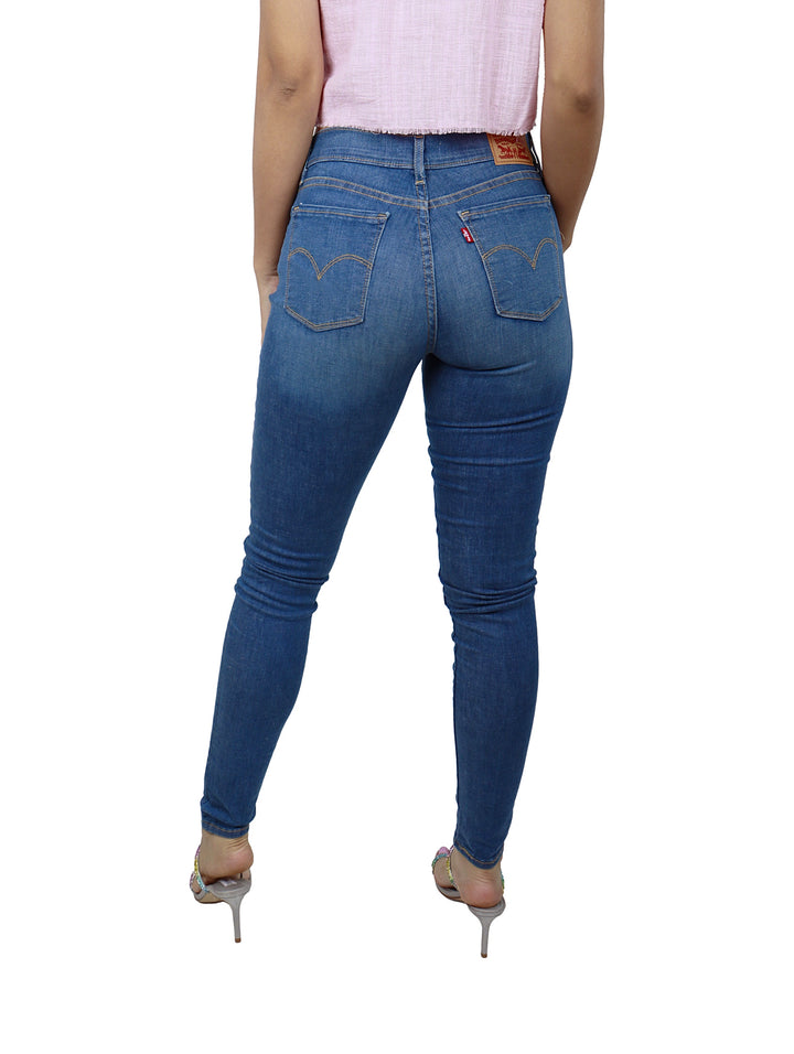 Vista trasera de mujer usando jeans Levi&