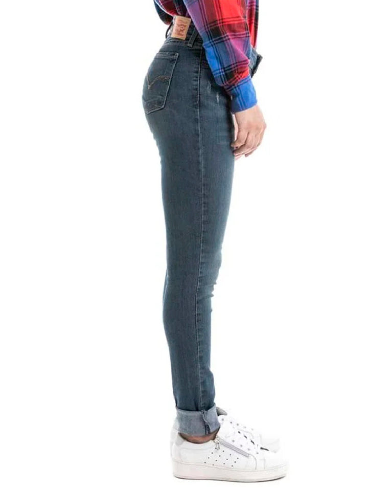 Mujer vistiendo jeans Levi&