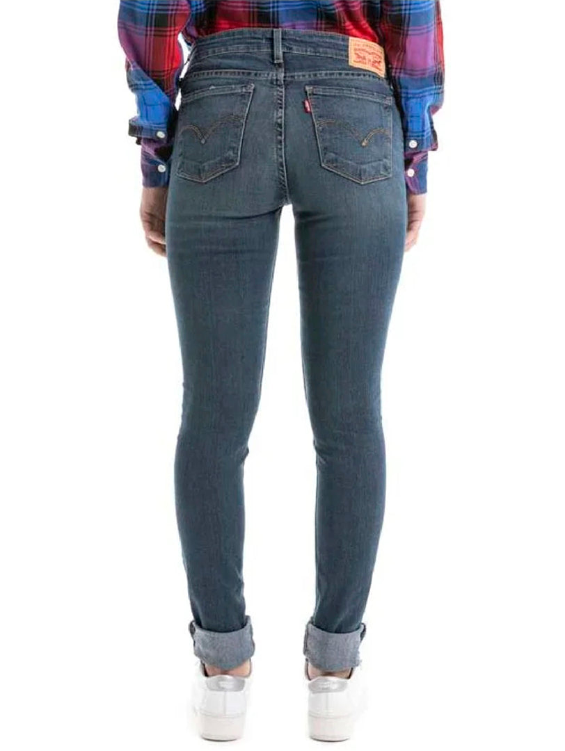 Mujer vistiendo jeans Levi&