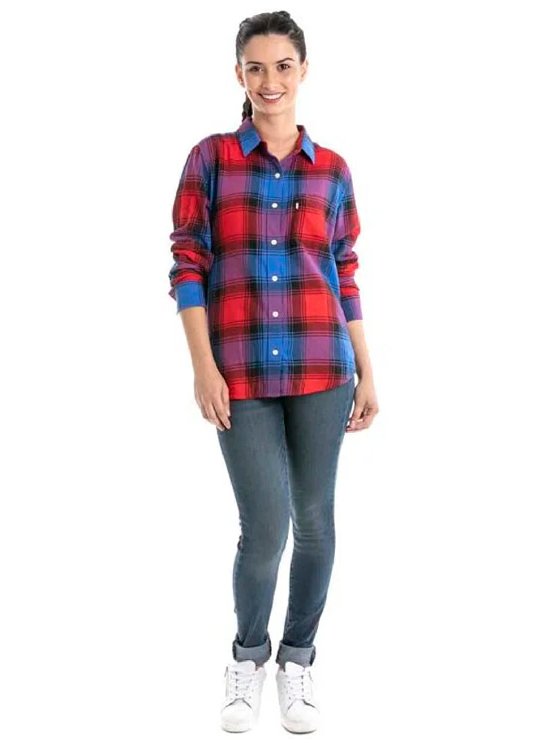 Mujer vistiendo jeans Levi&