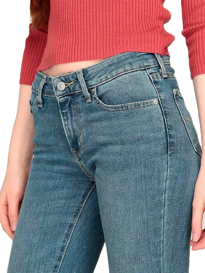 Mujer vistiendo jeans Levi&