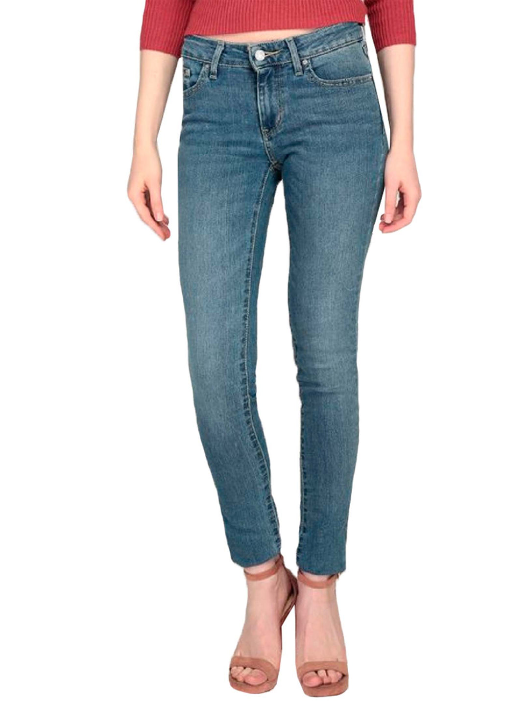 Mujer vistiendo jeans Levi&
