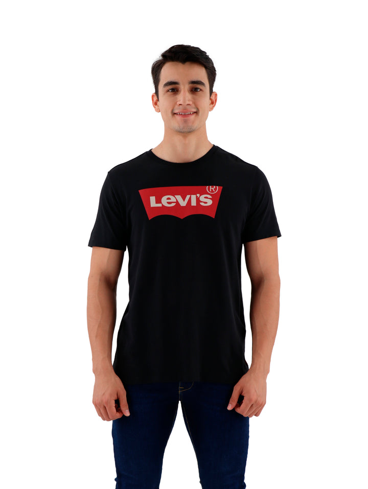 Hombre vistiendo playera negra de manga corta con logotipo de Levi&