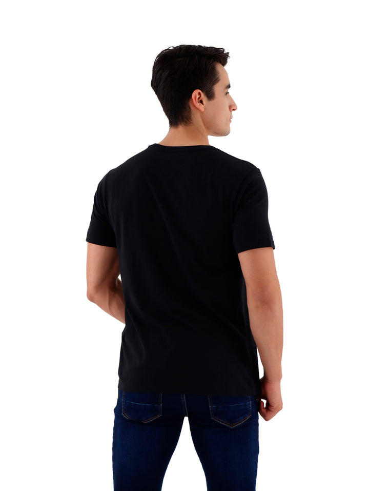 Hombre vistiendo playera negra de manga corta con logotipo de Levi&