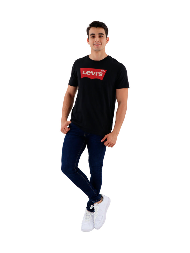 Hombre vistiendo playera negra de manga corta con logotipo de Levi&