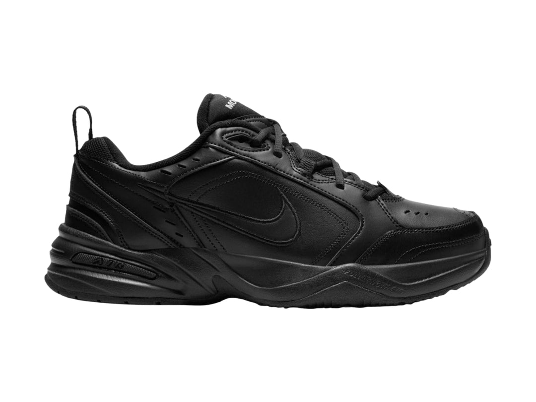 Tenis Nike Air Monarch IV en color negro total, diseño robusto y deportivo con acabado mate.