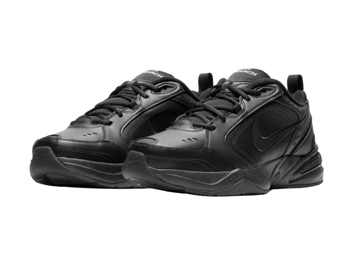 Tenis Nike Air Monarch IV en color negro total, diseño robusto y deportivo con acabado mate.