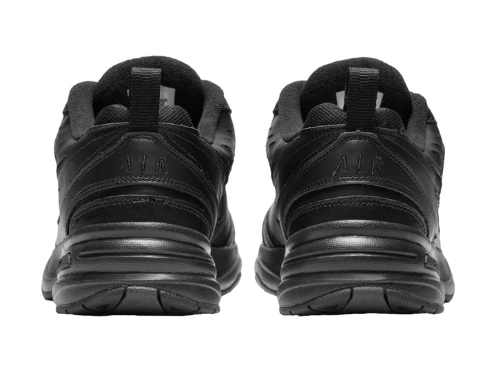 Tenis Nike Air Monarch IV en color negro total, diseño robusto y deportivo con acabado mate.