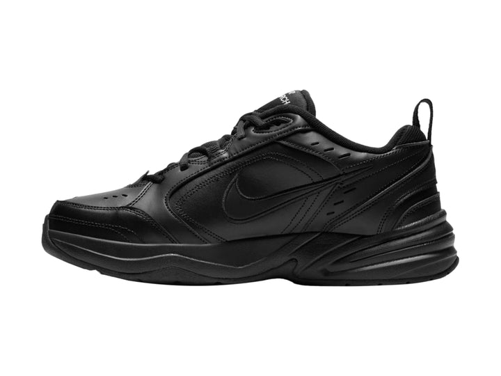 Tenis Nike Air Monarch IV en color negro total, diseño robusto y deportivo con acabado mate.