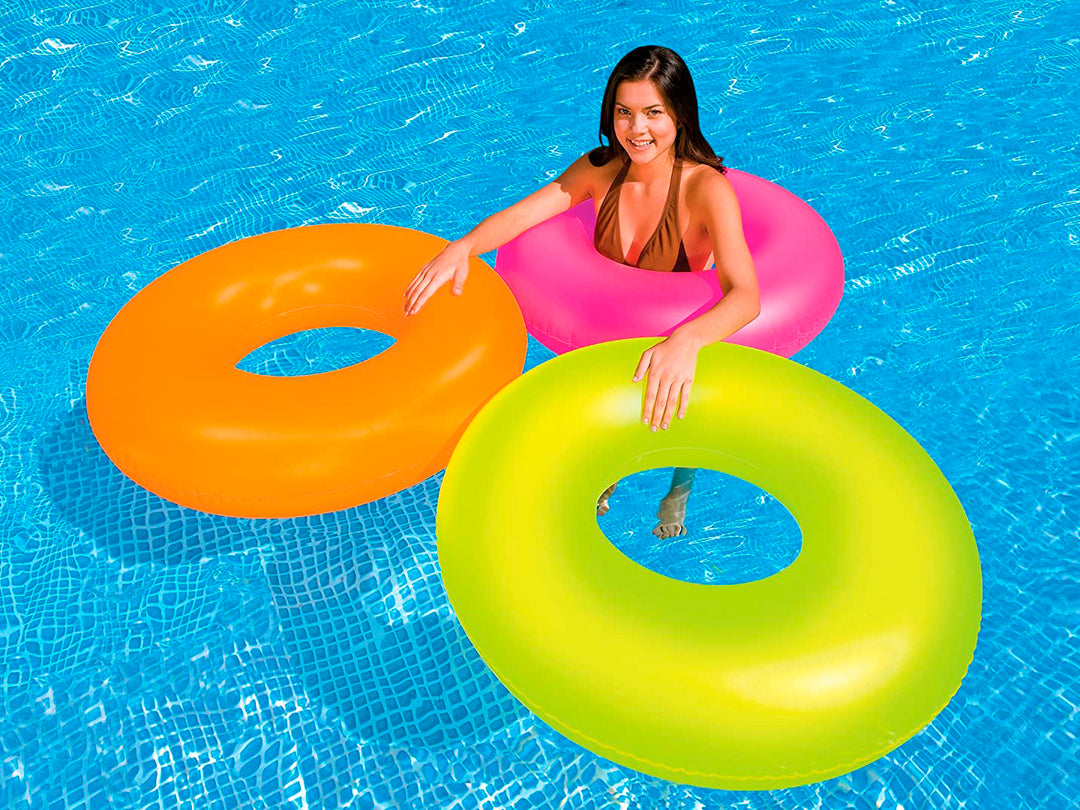 Salvavidas inflable circular de color rosa neón brillante.