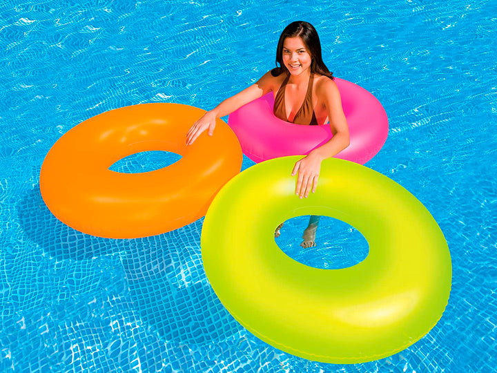 Salvavidas inflable circular de color rosa neón brillante.