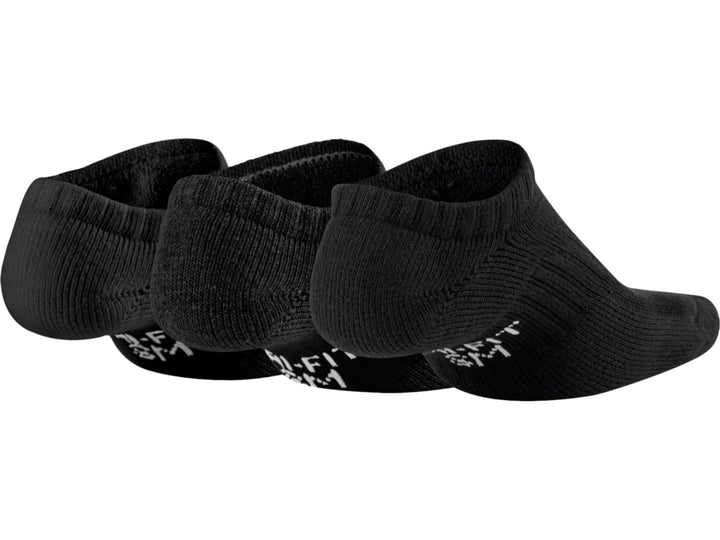 Tres pares de calcetines Nike de color negro con detalles en blanco en la planta.