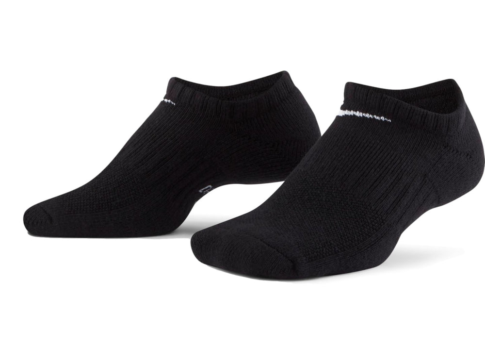 Tres pares de calcetines Nike de color negro con detalles en blanco en la planta.