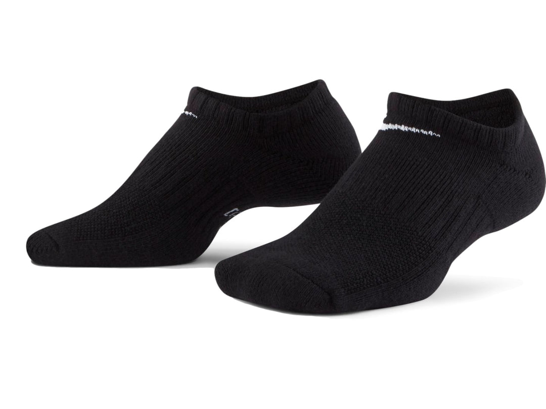 Tres pares de calcetines Nike de color negro con detalles en blanco en la planta.