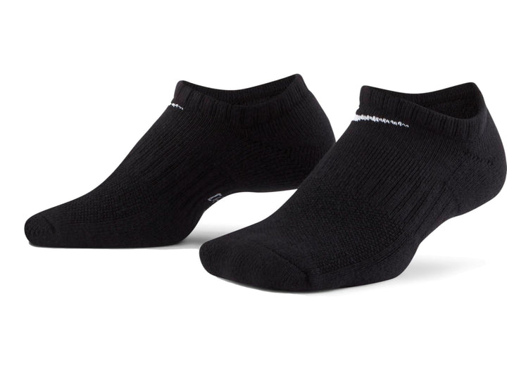 Tres pares de calcetines Nike de color negro con detalles en blanco en la planta.