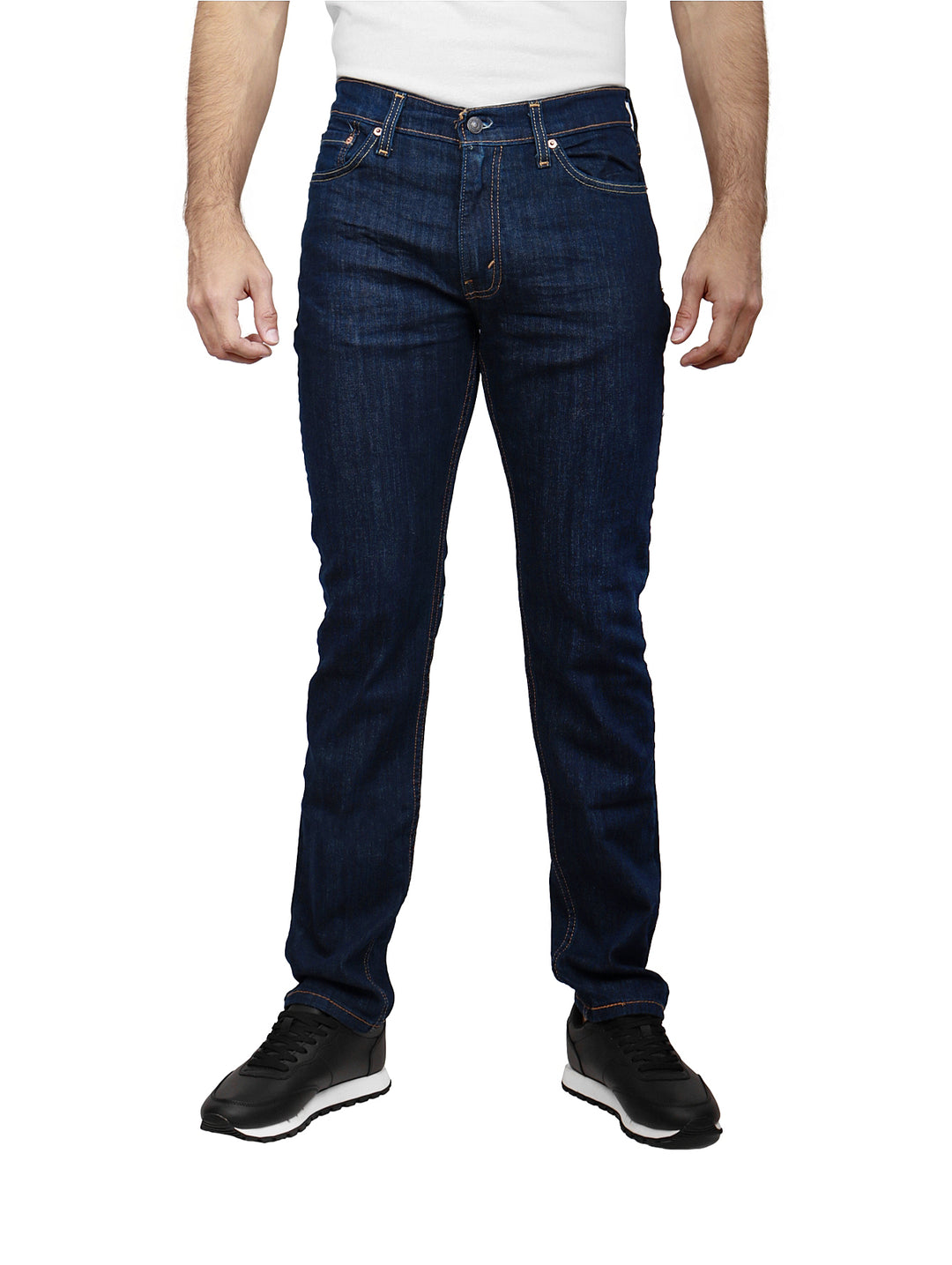 Hombre vistiendo pantalones Levi&