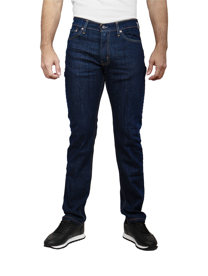 Hombre vistiendo pantalones Levi&